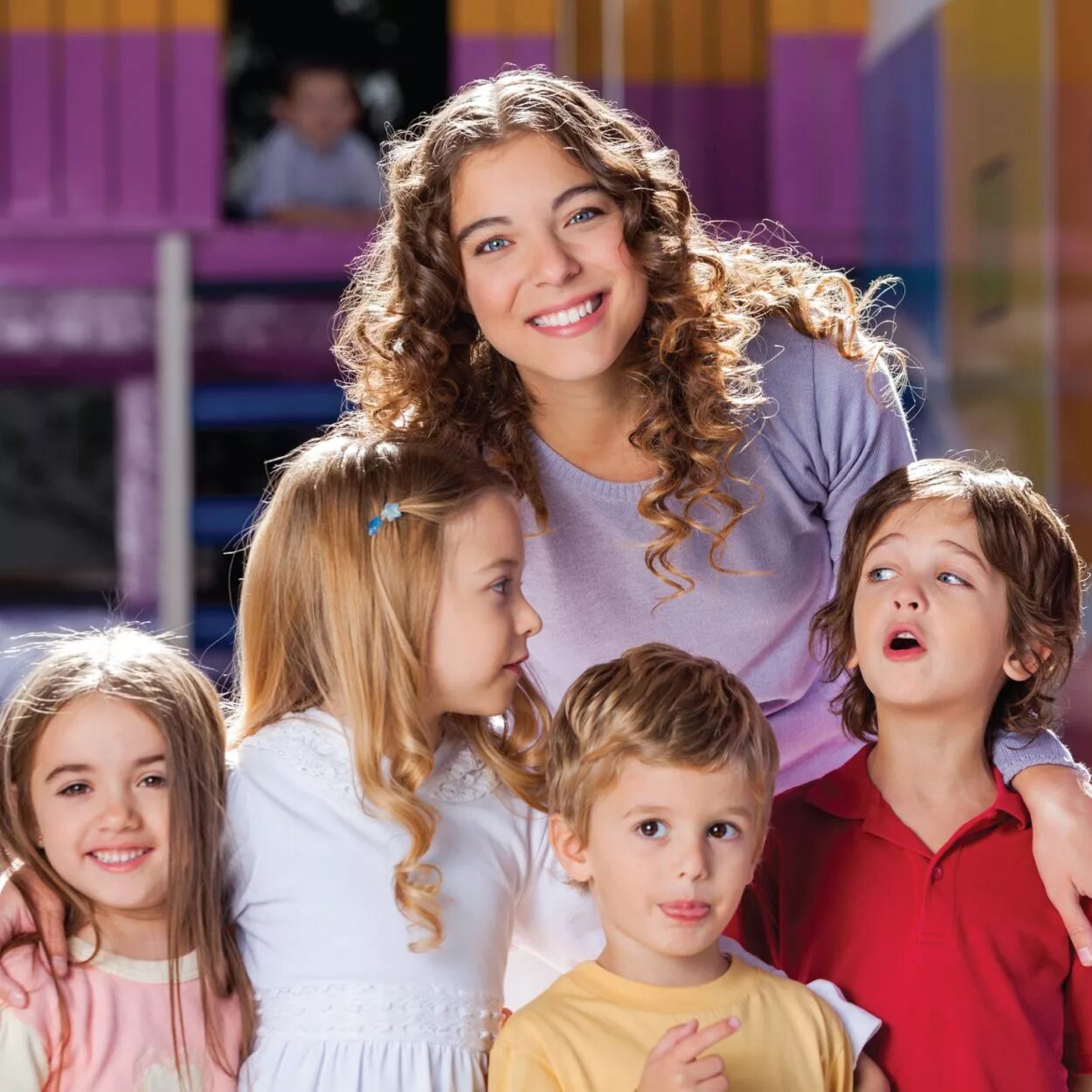 Воспитательница в детском саду. Красивые воспитатели в детском саду. Платье на выпускной воспитателю. Воспитатель в детскомтсаду. Дети в детском саду.