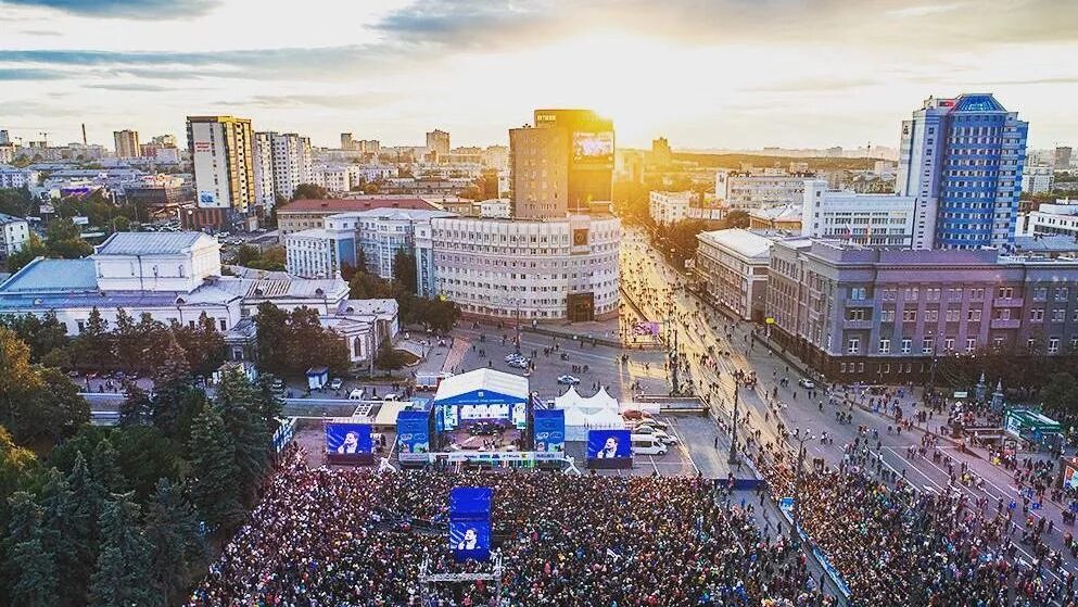 Какое население города челябинск. Площадь революции Челябинск. Концерт площадь революции Челябинск. День города города Челябинска площадь революции. Площадь революции в городе Челябинске сейчас.