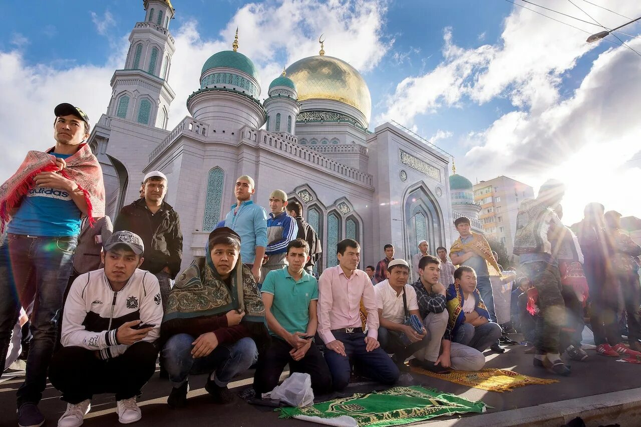 Рамадан Московская Соборная мечеть. Люди в мечети. Мусульманская Русь. Жизнь мусульман в россии