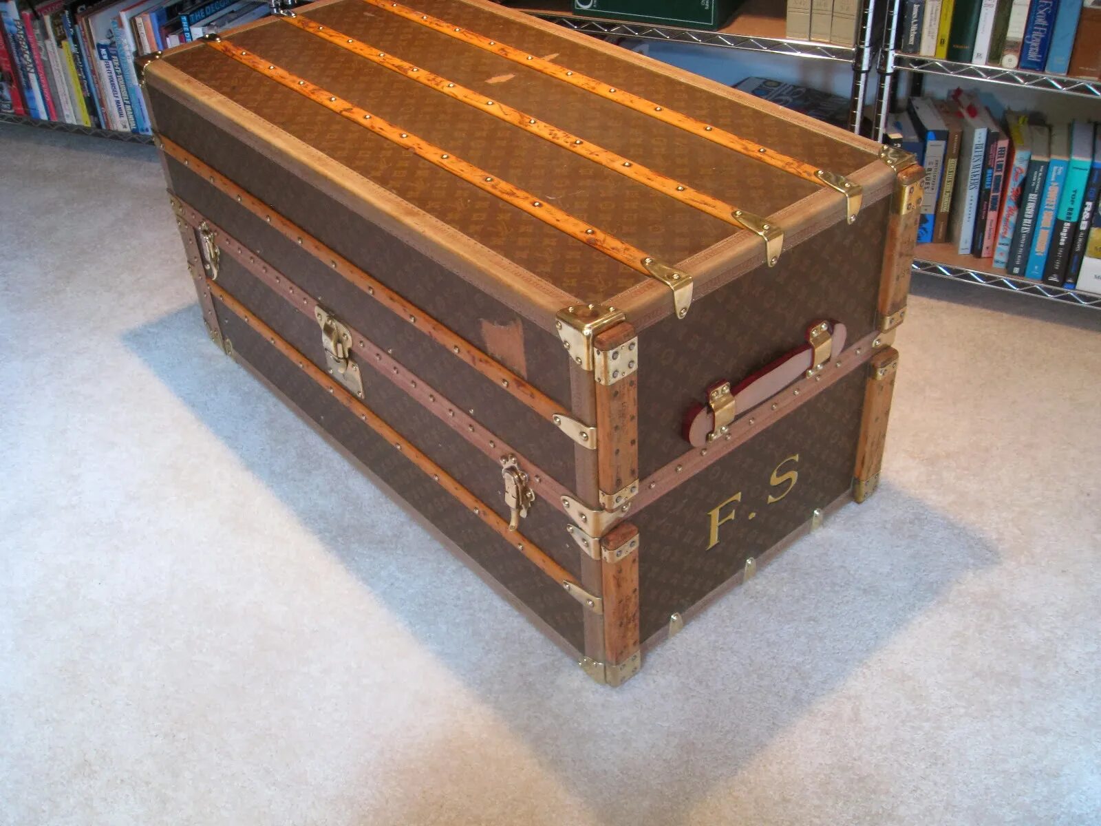 бутафорский чемодан история. чемоданы луи виттон 19 век. первый чемодан луи виттон 19 век. винтажный чемодан луи виттон. чемоданчик историй.