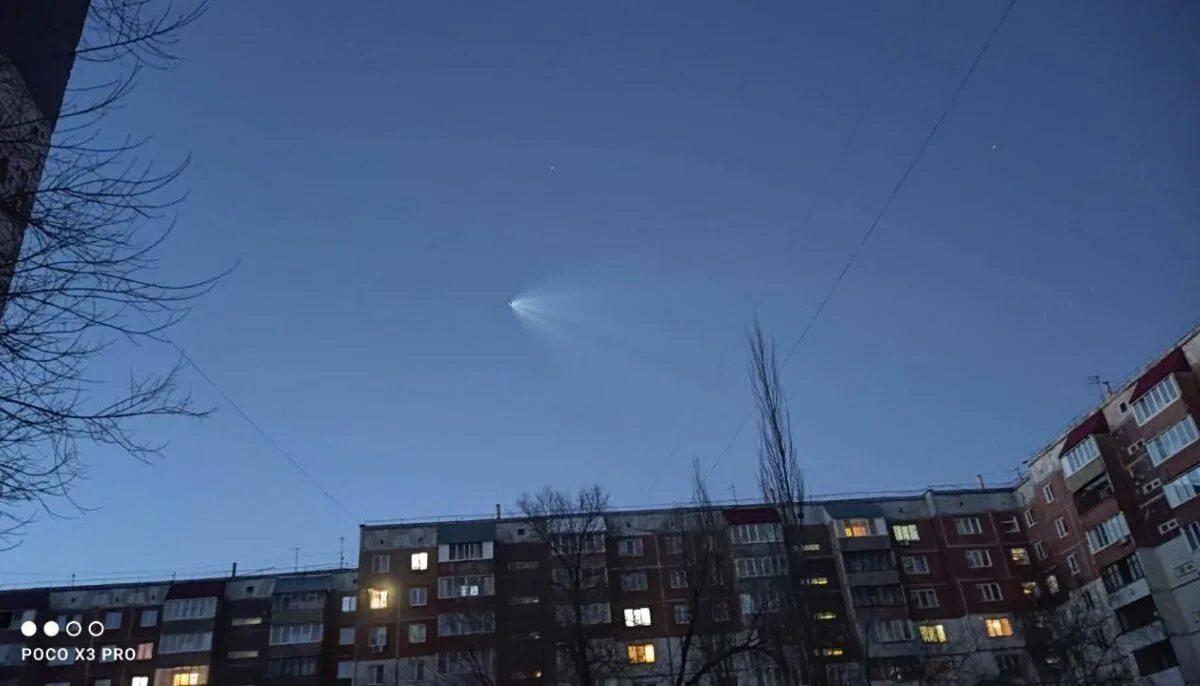 Объект в небе. Ракета в небе. Странные объекты в небе Барнаул. Метеорит в небе.