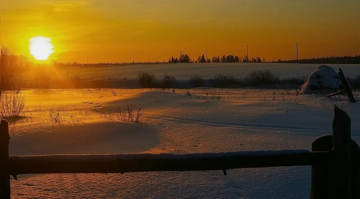 Солнце встает становится теплее. Утро бежин луг пейзаж. Солнце встает становится теплее. Природа рассвет. Рассвет солнца.