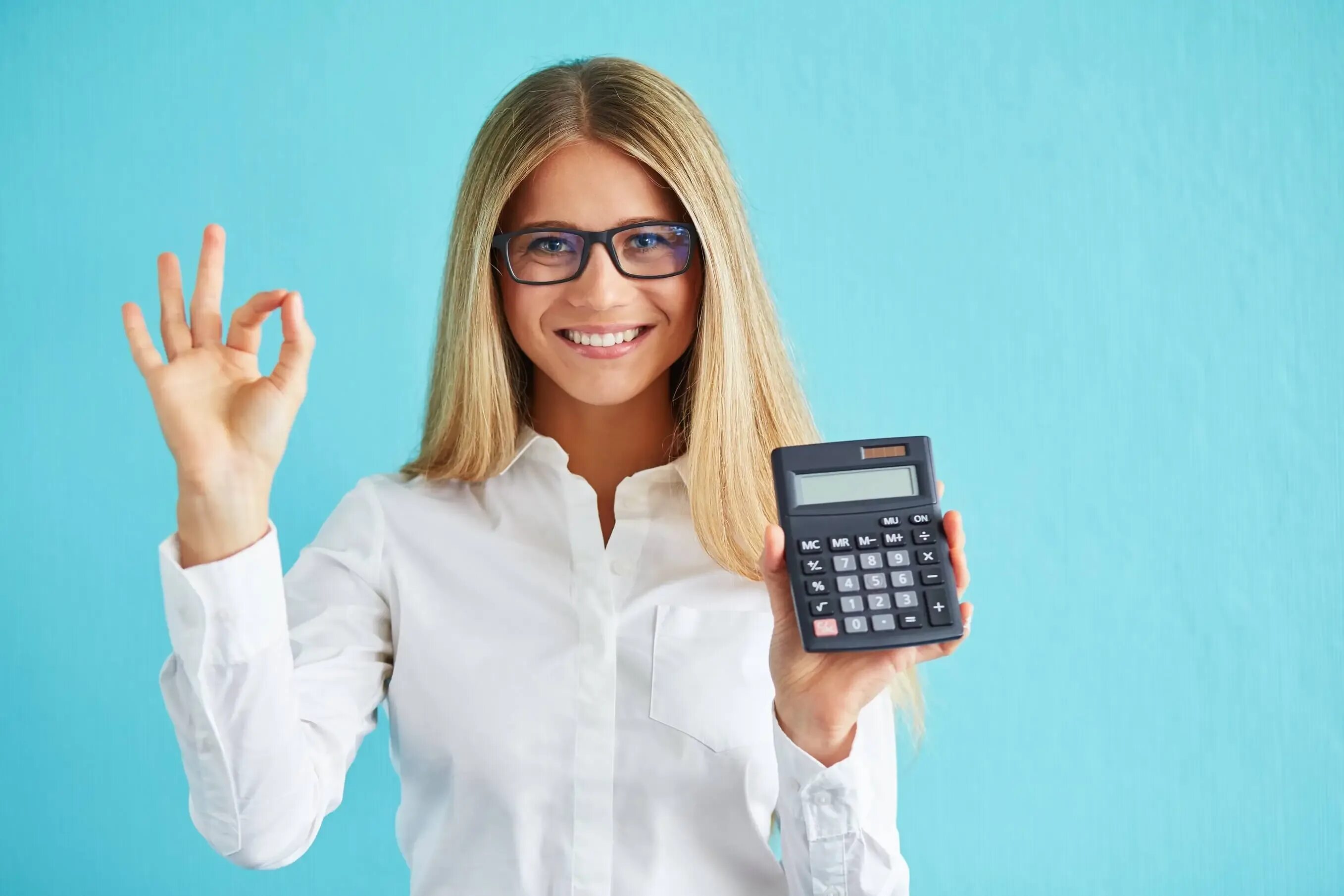 Бухгалтер. Девушка с калькулятором. Девушка с кальку. Девушка бухгалтер. Фото экономиста
