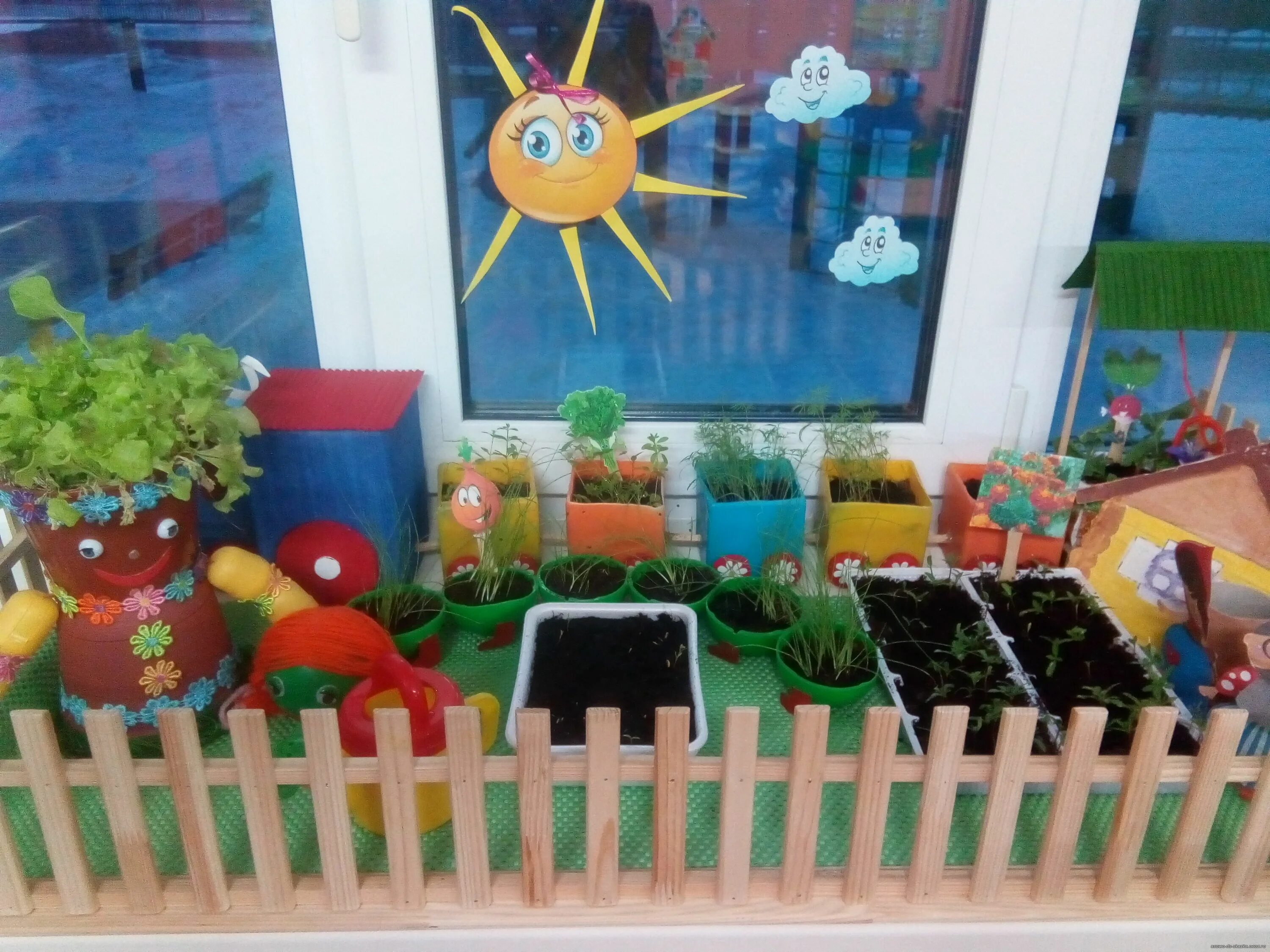 Огород на окне в детском саду. Огород на подоконнике в детском саду. Мини огород в ДОУ на подоконнике. Заборчик для огорода на подоконнике.