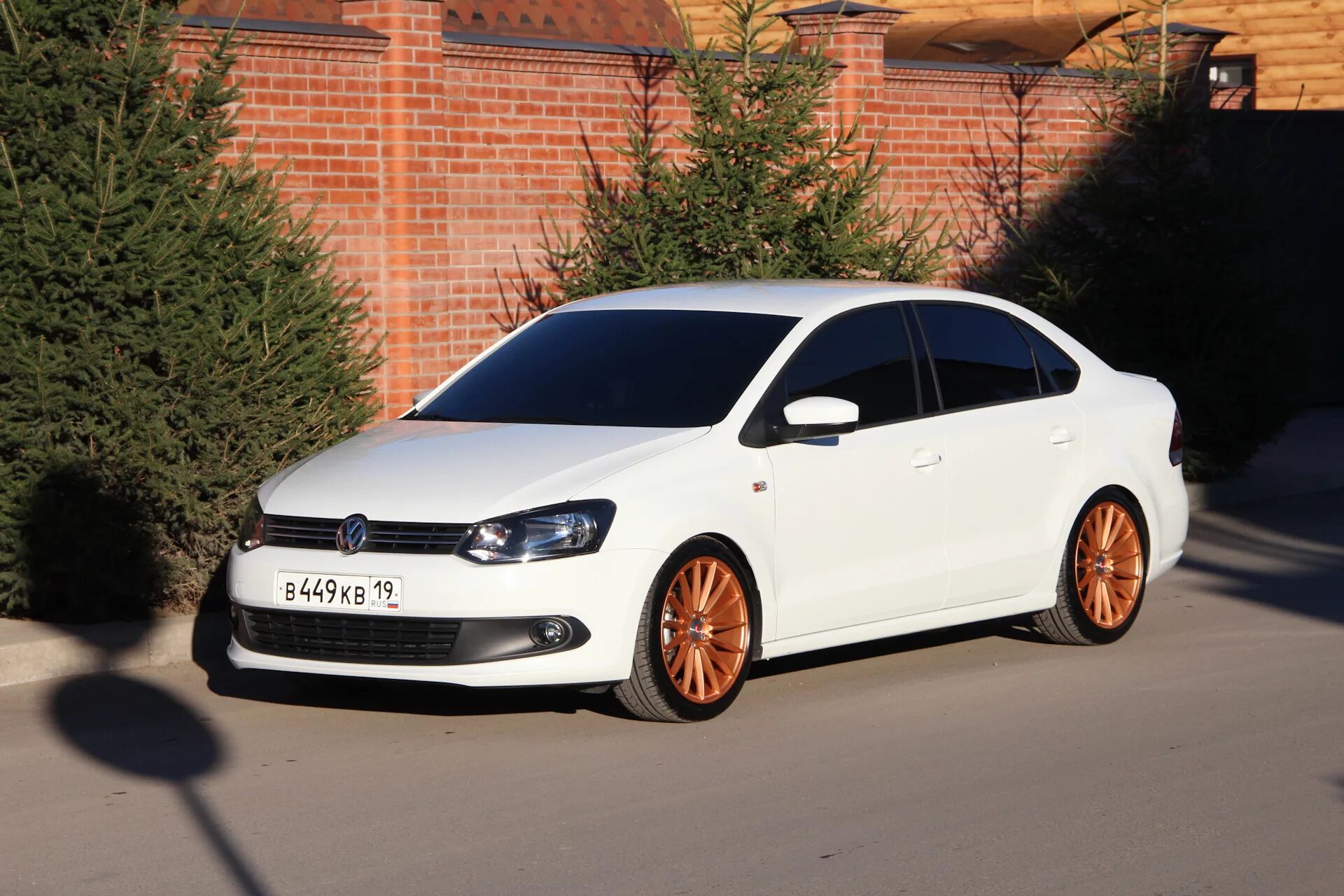 Предлетний портрет Пола - Volkswagen Polo Sedan, 1,6 л, 2019 года фотография DRI