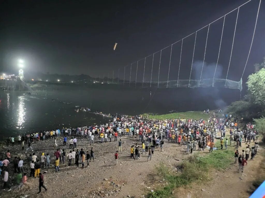 Сколько людей погибло на мосту. Гуджарат Индия пешеходный мост. Рухнул подвесной мост. Подвесной мост. Мост через реку.