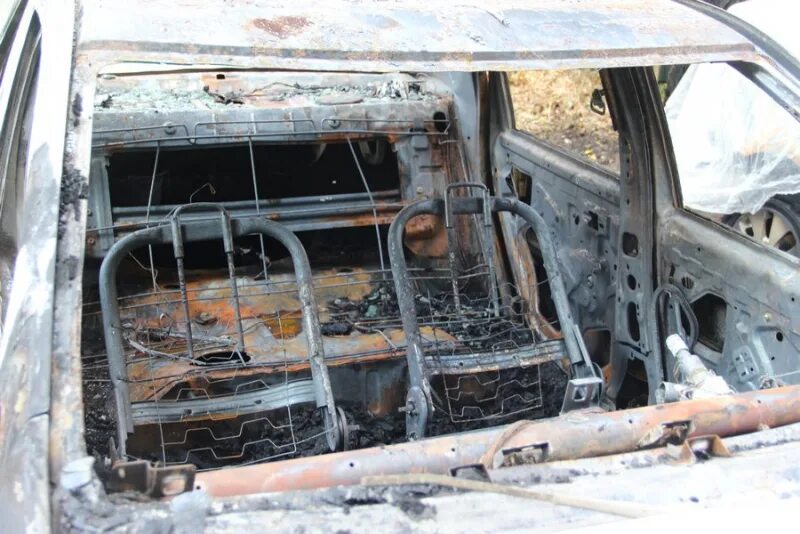 Где сгорели машины. Заброшенные сгоревшие машины во дворах. Сгоревшие машины в Украине ,EXF. Сгоревший автомобиль Рысь. Рыбинск поджог машины.