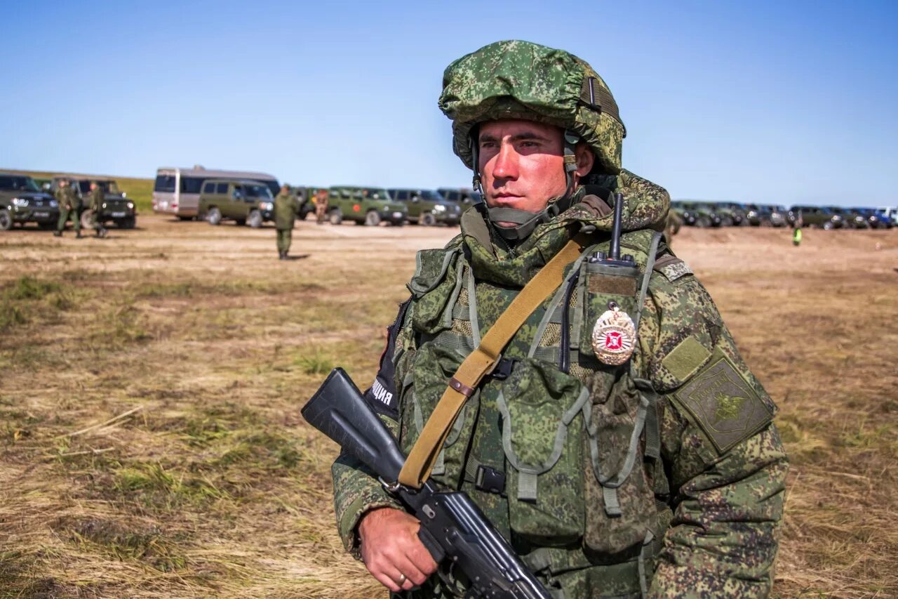 Военные восток. Маневры Восток 2018. Солдат Российской армии. Армия РФ учения. Солдаты на учениях.