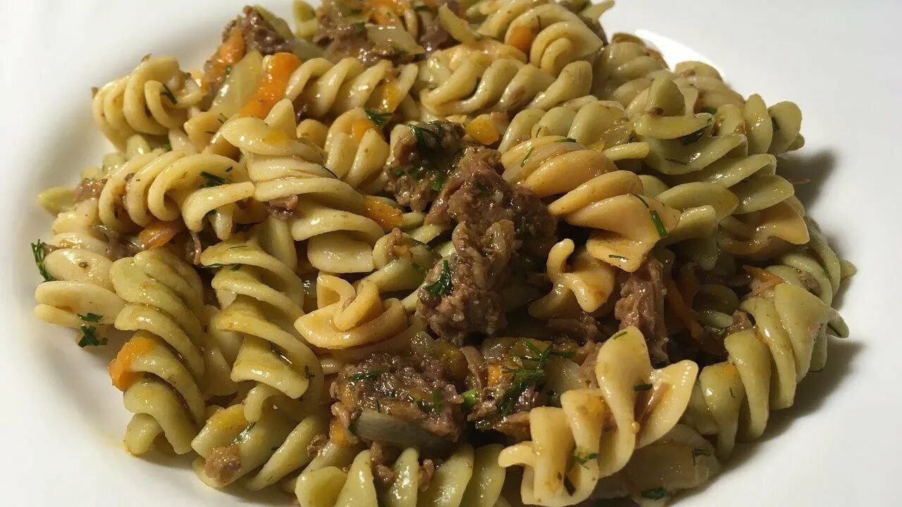 Макароны по-флотски с тушенкой в кастрюле. Рожки с тушенкой. Макароны по-флотски с тушенкой. Макароны по-флотски с тушенкой. Рожки с тушенкой рецепт.