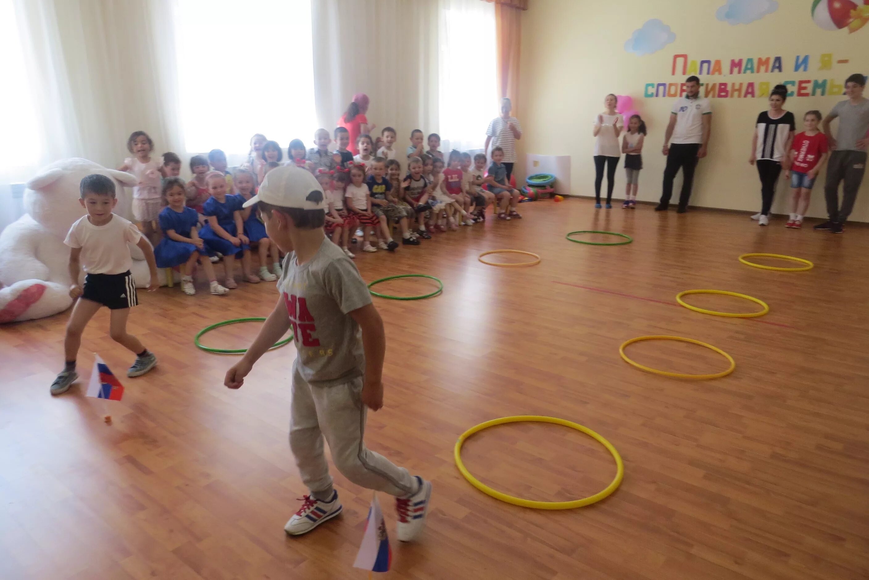 Спортивные соревнования для детей с родителями. Спортивный праздник мама папа я спортивная семья в детском саду. Эстафеты папа мама я спортивная семья в детском саду. Мама папа я спортивная семья фото. Спортивные праздники с родителями.