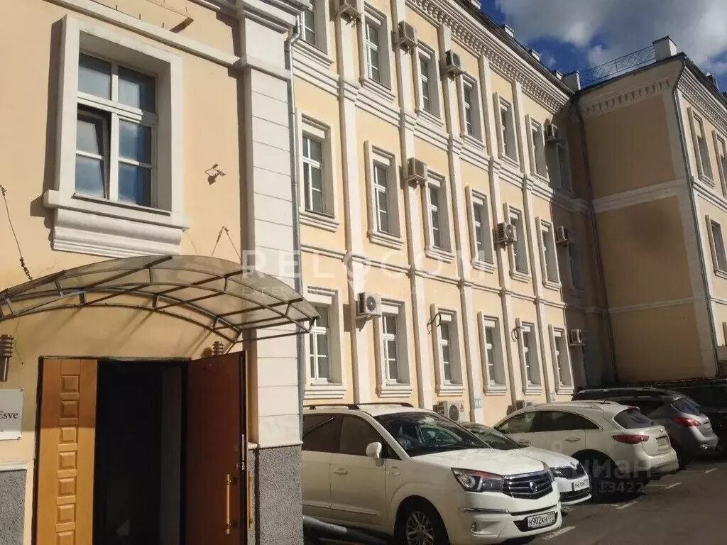 Административное здание "г Москва, 1-й Кожевнический пер., 8" - продажа офиса бе