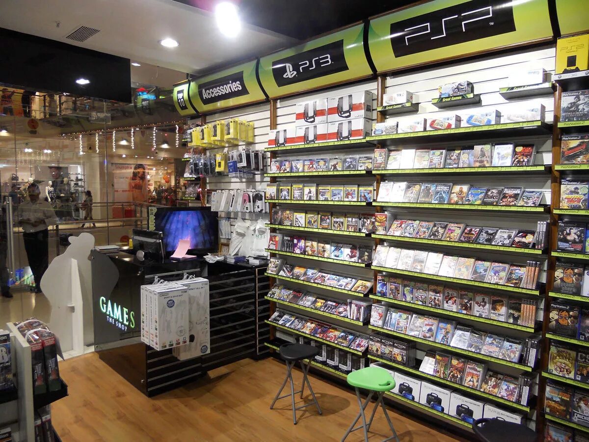 Gaming store отзывы. Компьютерный магазин. Витрина компьютерного магазина. Компьютерный игровой магазин. Магазин компьютерных ИГ.