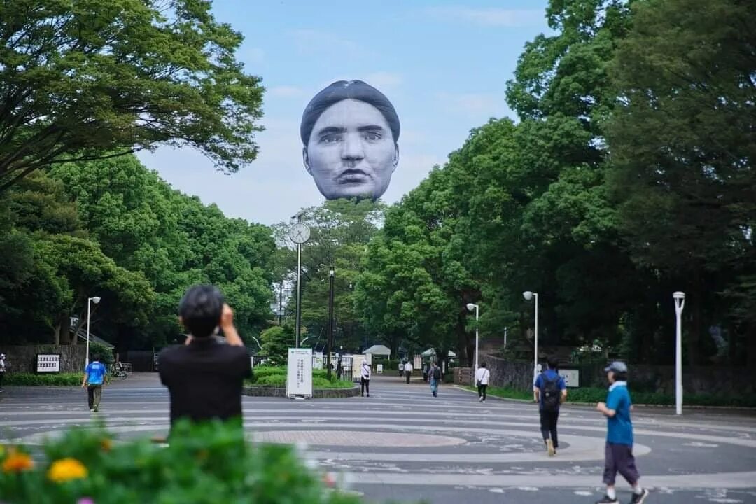 Пролетевший над головой. Над Токио пролетела гигантская голова женщины. Летающие головы Япония.