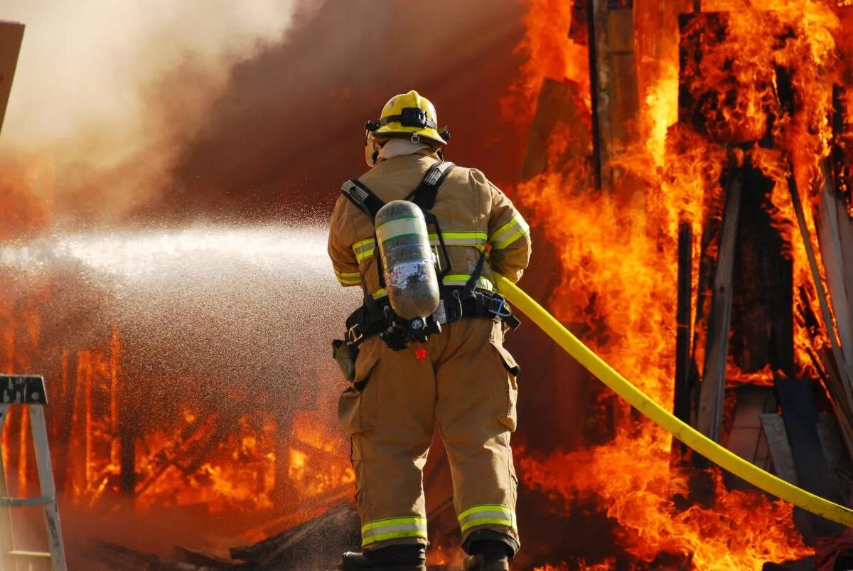 Пожарная безопасность в казахстане. Пожарный. Пожарные тушат. Профессия пожарный. Пожарные тушат пожар.