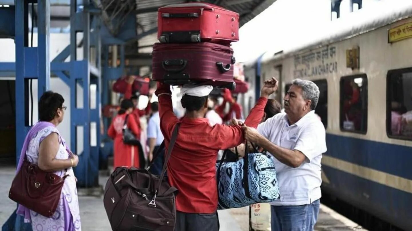 Пассажир отстал. Пассажир отстал от поезда. miss a train. the civil services in india. coolie.