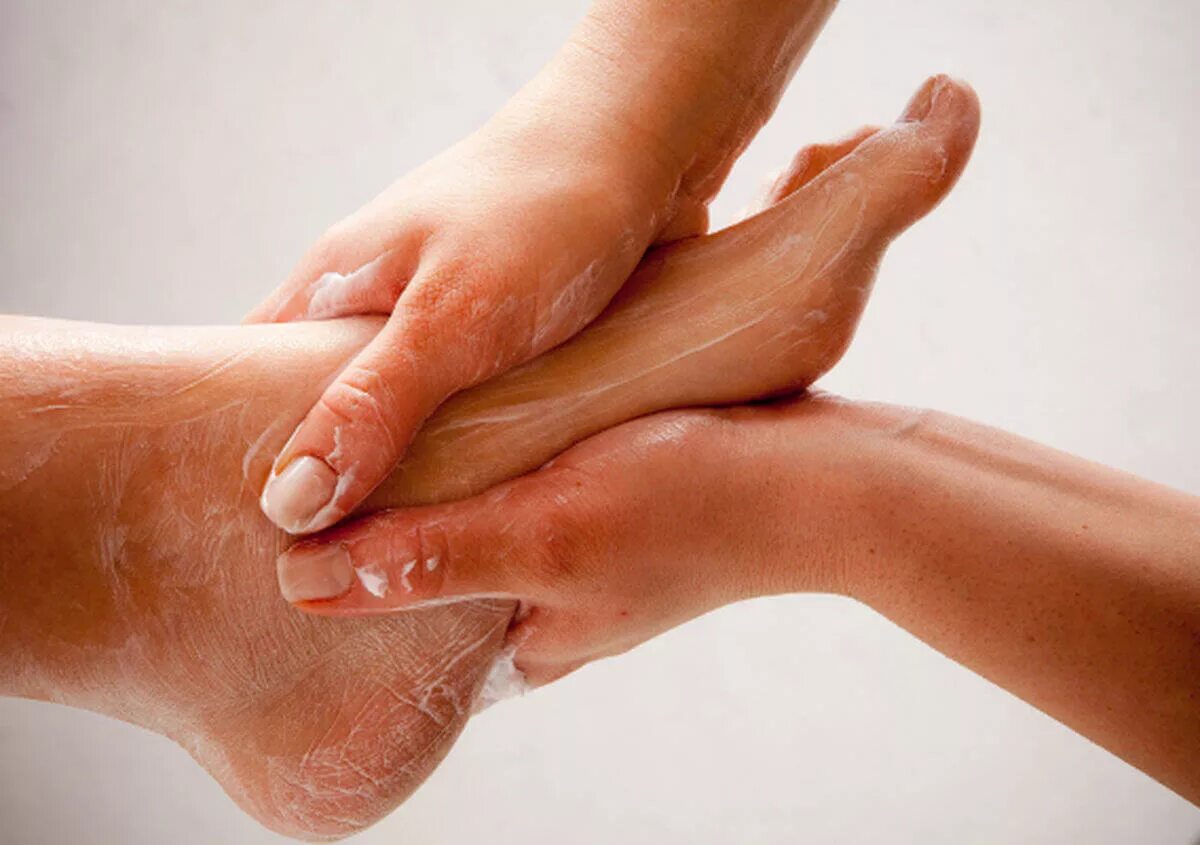 Нанесение крема на ноги. Парафинотерапия для ног. Крем для кожей рук и ног. Холодная парафинотерапия для ног. Работать пятки