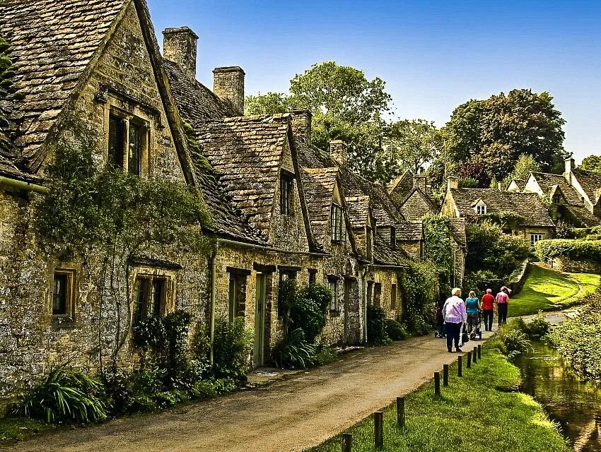 Towns in england. Бибери деревня в Англии. Глостершир деревня Бибери. Деревня Байбери Глостершир Великобритания. Бибери (Bibury).