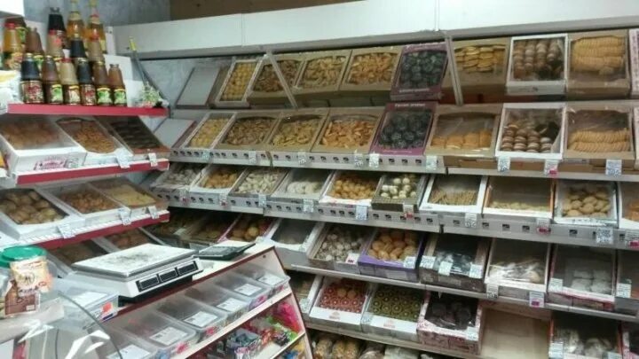 киоск мороженого. в киоске продается пирожное. славица мороженое ростов на дону. ассортимент кондитерской. ларьки по продаже яиц из 2000.