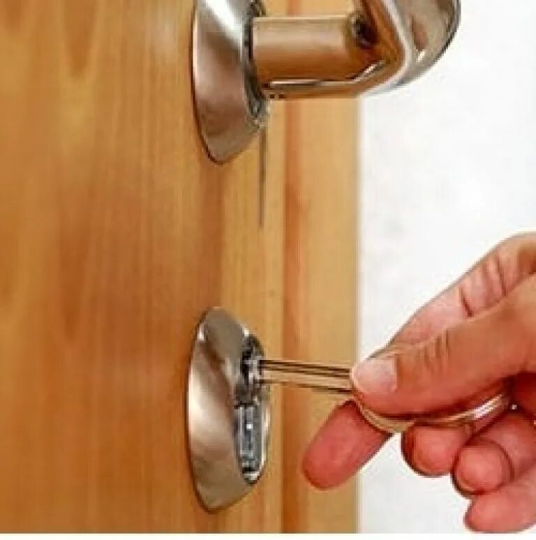 Ключи в дверях квартиры. Запирать дверь на ключ во сне. К чему во сне видеть дверь. К чему снится закрывать дверь. Закрывание двери.