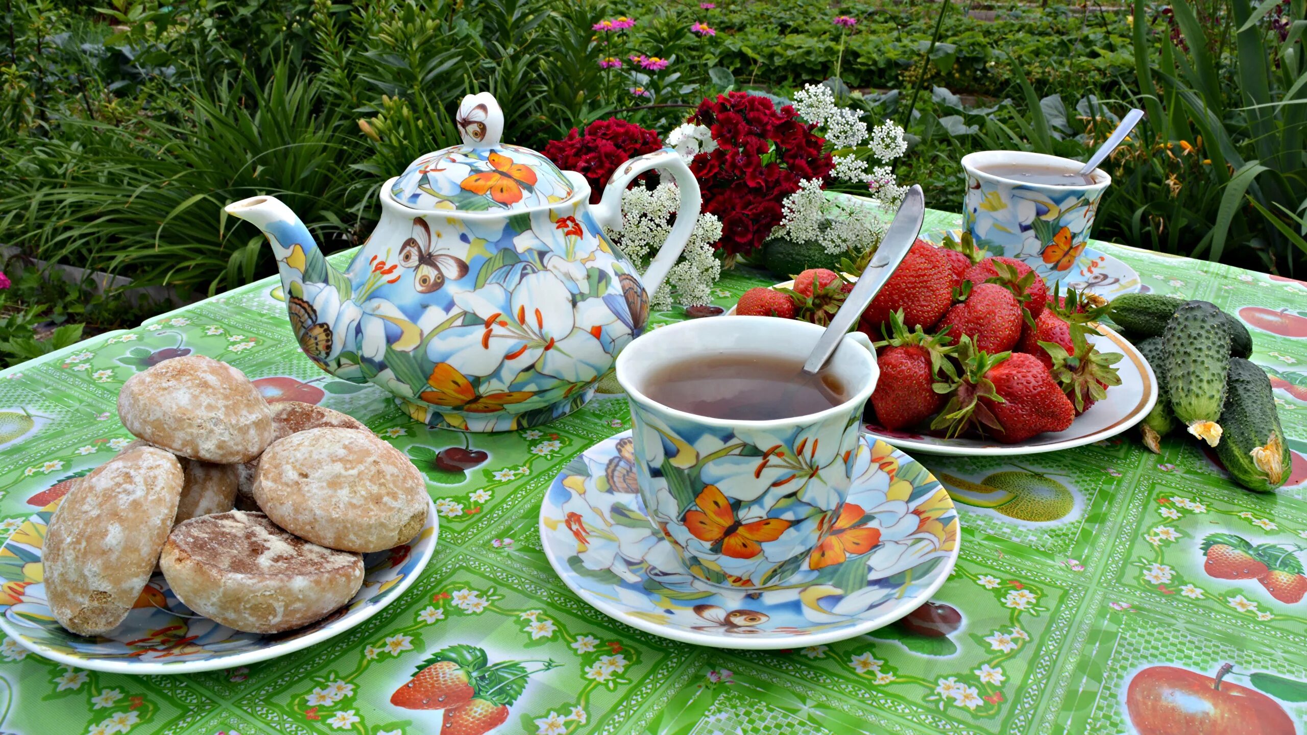 Чаепитие в саду. Летнее чаепитие в саду. Чаепитие на природе. Утреннее чаепитие. Текст на открытом воздухе чай со свежим
