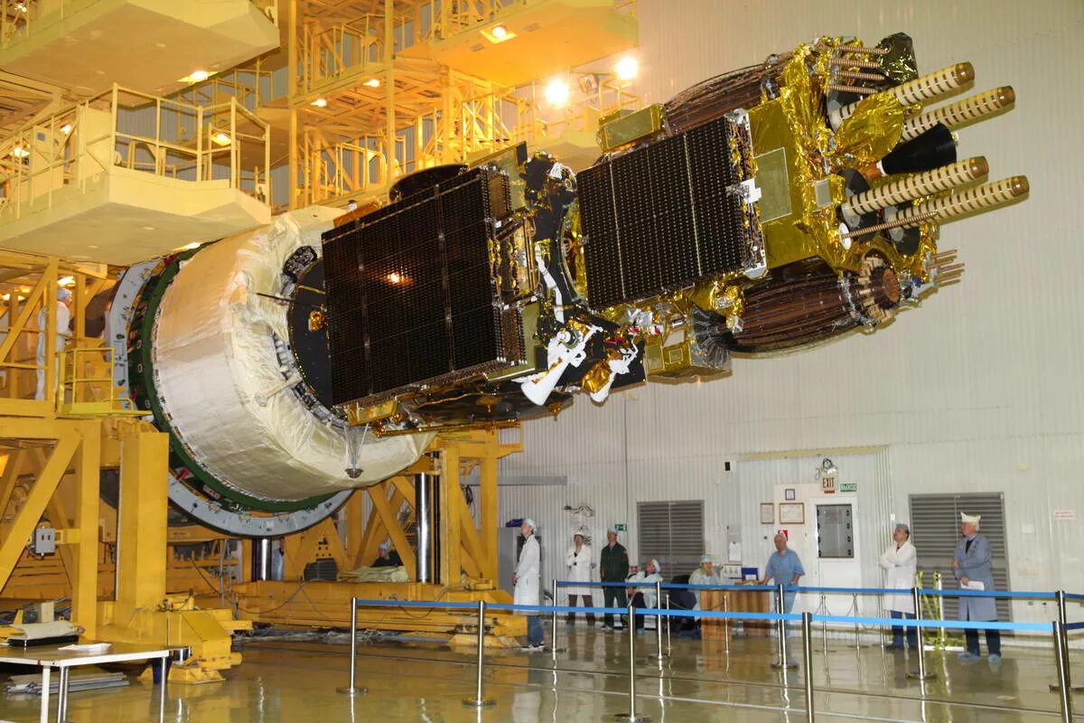 Как называется самый большой космический аппарат. Космический аппарат Луч-5в. Спутник Луч 5. Луч 1 спутники. Амос-5 Спутник.