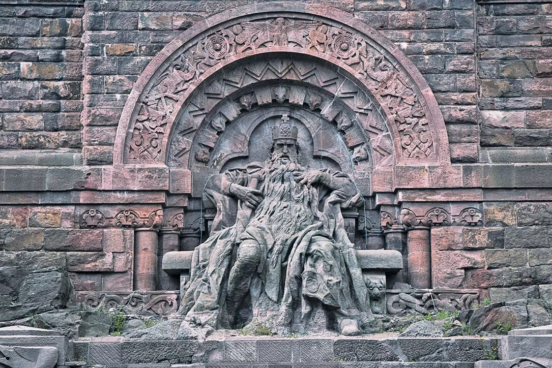 Памятник фридриху барбароссе на горе кифхойзер. Памятник фридриху барбароссе на горе кифхойзер. Статуя фридриха барбароссы. Гора барбаросса. Гора барбаросса.