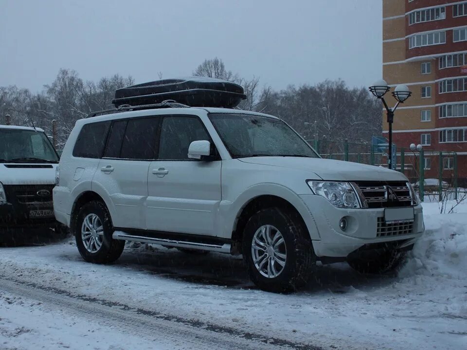 Продажа паджеро приморский край. Митсубиси Паджеро 4. Mitsubishi Pajero 4g. Автобокс на Паджеро 4. Паджеро 4 бокс 710 на крышу.