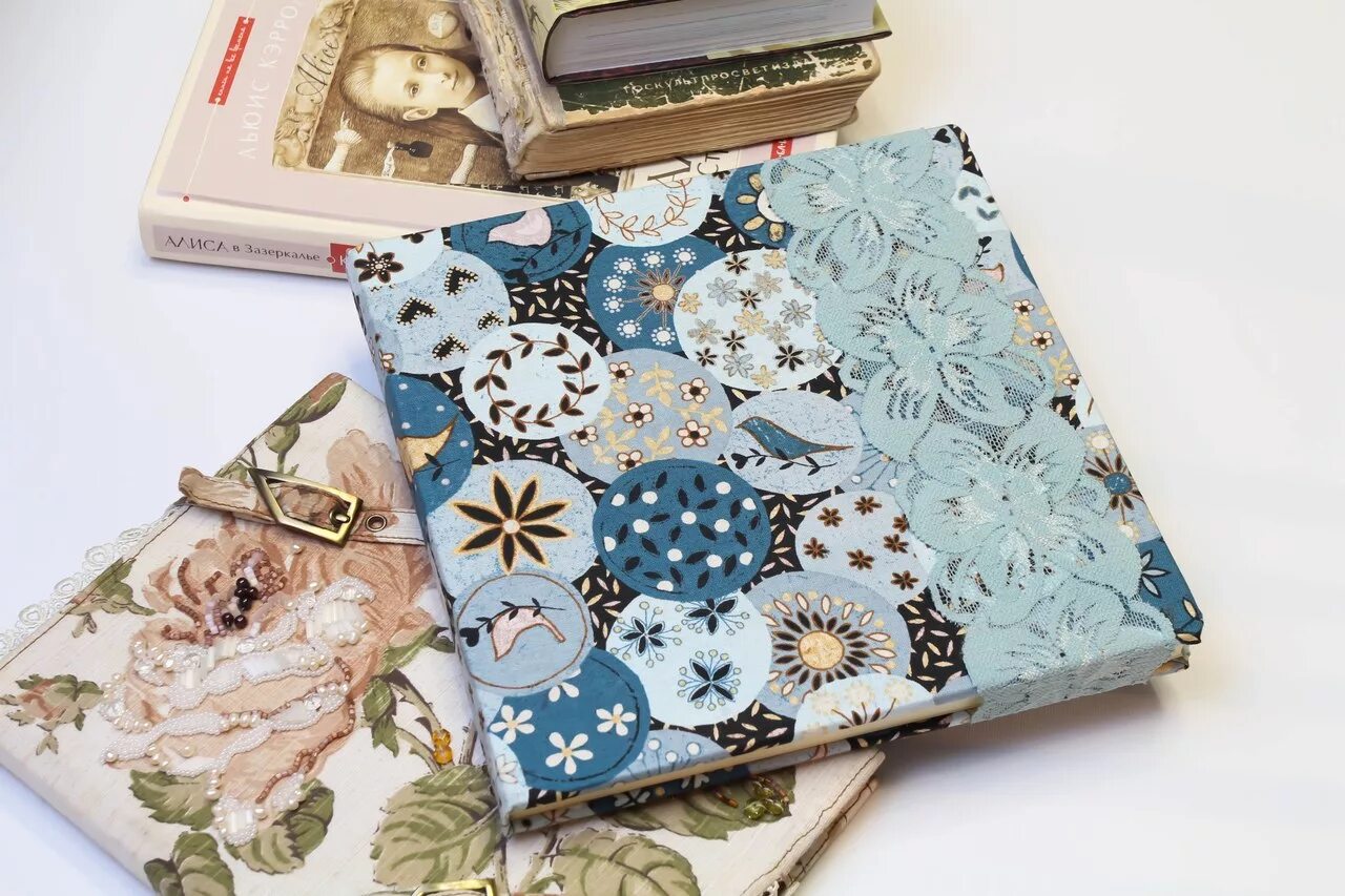 Рисунки в скетчбуке. Скетчбук с разными листами. Рисунок длясскетчбука. Скет буч. Идеи для артбука.