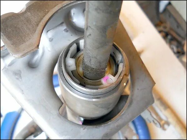 Втулка рейки рено меган 2. Как снять рулевую втулку. Замена втулок рулевой колонки lx470. Переходник рулевого вала фольксваген т4. Втулка руля 2101.