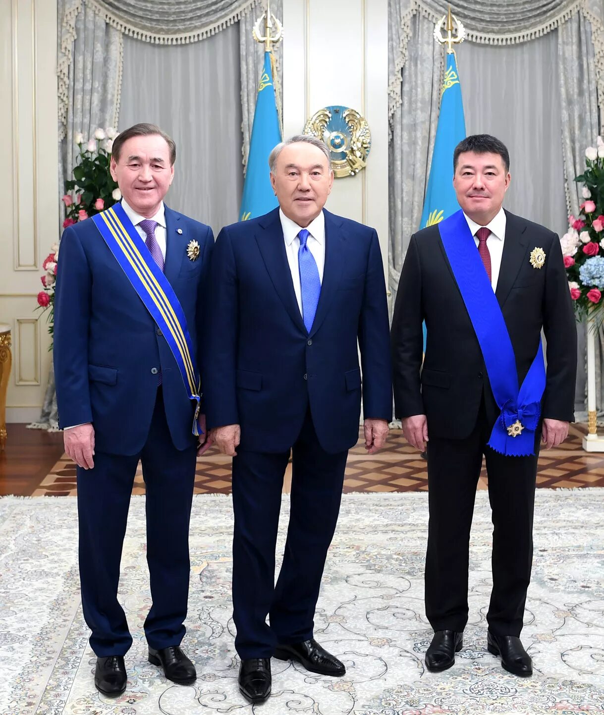 Премия в казахстане. Tulibay Nazarbayev. Нурсултан Абишевич Назарбаев орден Андрея Первозванного. Нурсултан Назарбаев награды. Назарбаев награждать Назарбаева.