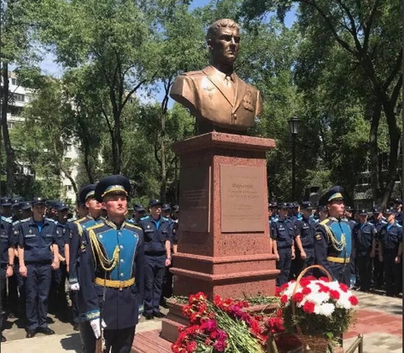 Памятник роману Филиппову в Воронеже.