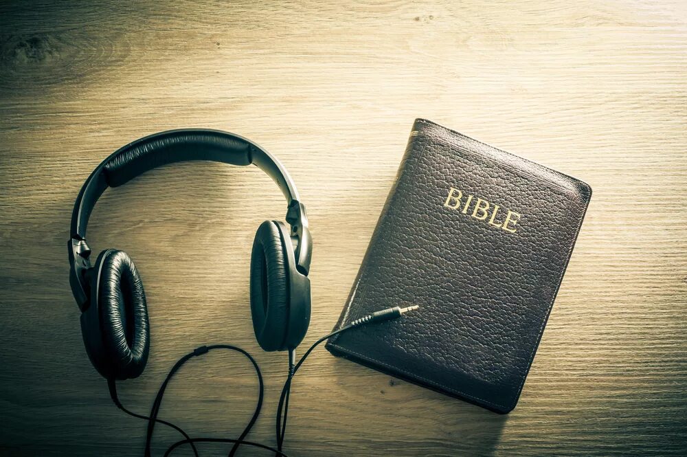 Библия и наушники. Аудио Библия. Аудио Библия Прудовский. Библия и наушники картинки.