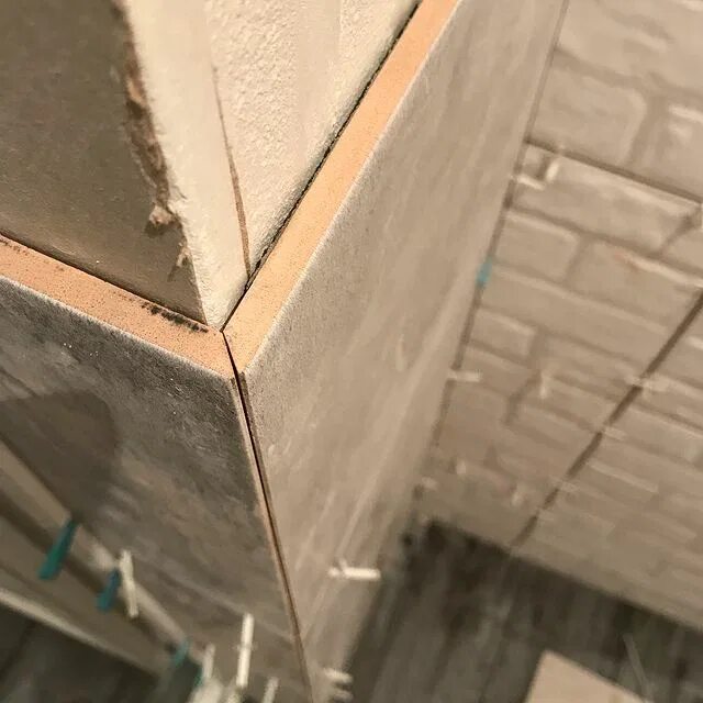 Резка керамогранита заусовка под 45. Станок для резки плитки под 45 градусов. Как запилить под 45 градусов. Резка плитки под углом 45 градусов. Заусовка керамогранита под 45.