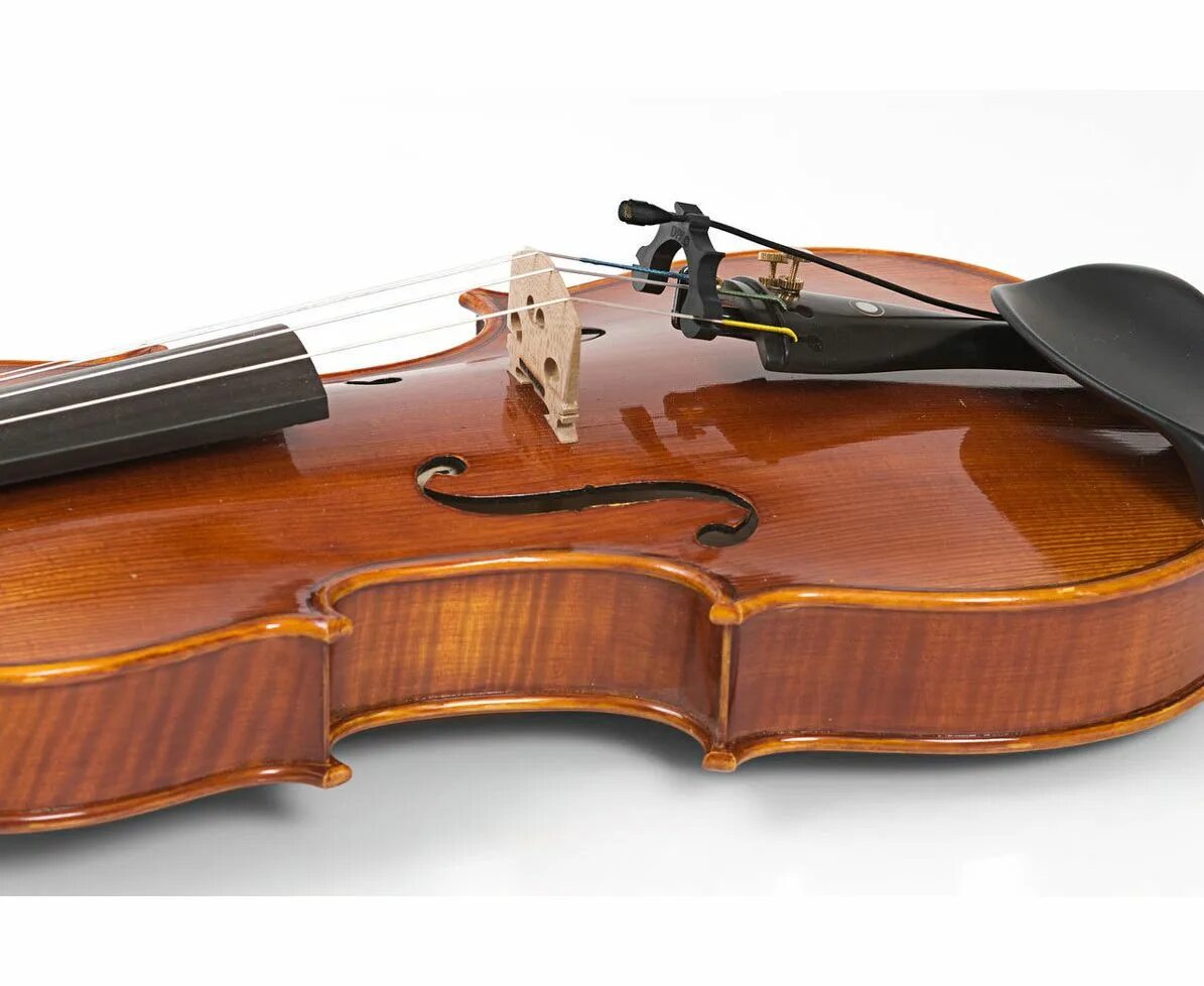 В музыкальном магазине продают скрипки и гитары. Dpa 4099 Violin. Dpa 4099 скрипка. Dpa 4099 для струнных. Микрофон для скрипки.