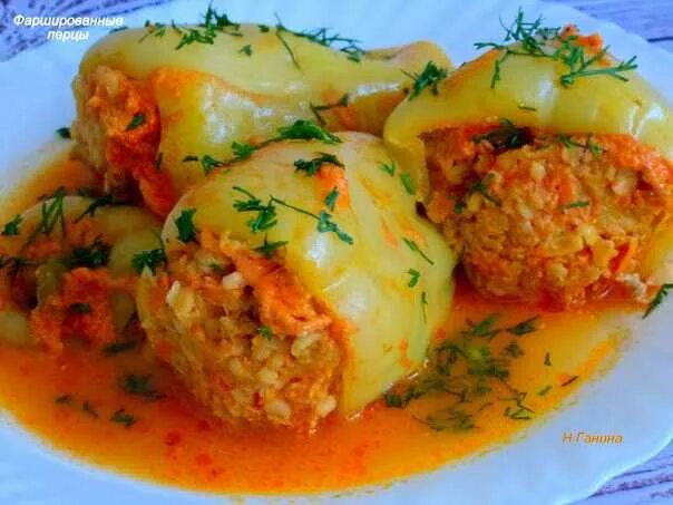 Перец с фаршем на тарелке. Перец фаршированный булгуром и овощами. Булгур рецепты перец фаршированный. Перцы с фаршем и булгуром. Перцы с фаршем и булгуром.