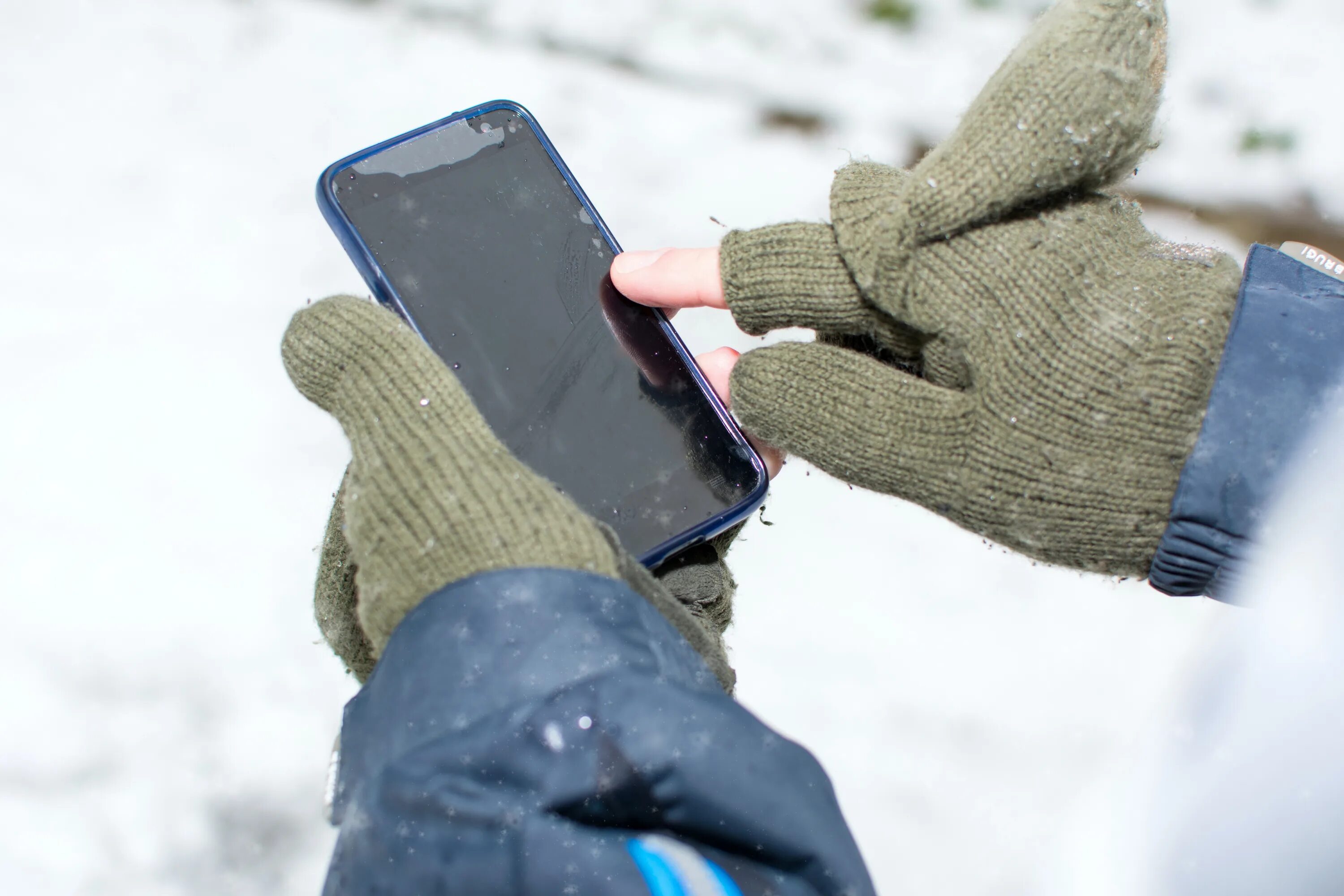 Айфон на морозе. Айфон выключается на холоде. Руки в перчатках зимних смартфон. Зарядка смартфона на холоде. Телефон выключается морозе