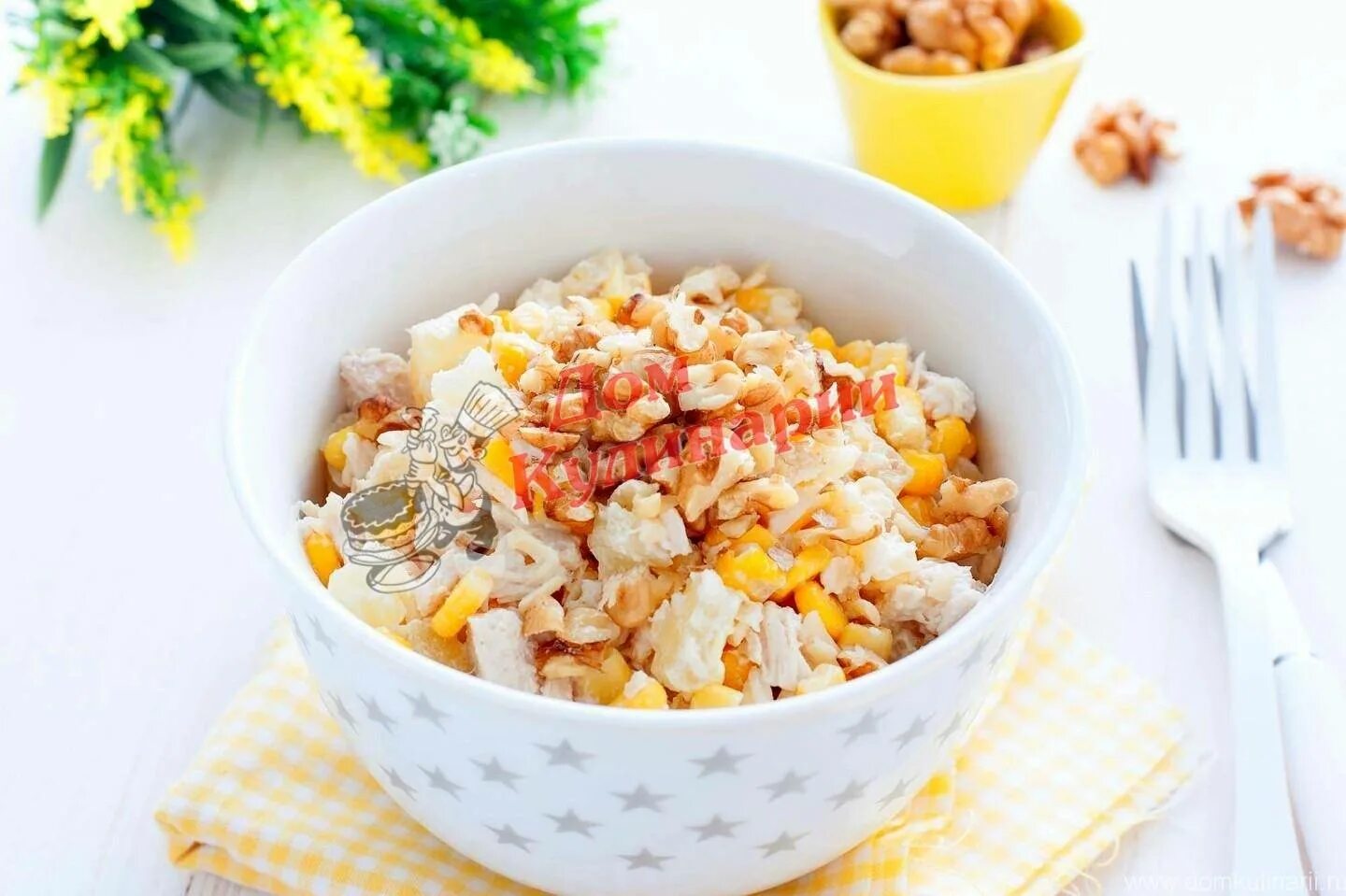 Салат из куриной грудки и кукурузы. Салат ананас с курицей и сыром и грецкими. салат с ананасом и курицей и грецкими орехами. салат с ананасом и курицей и сыром и грецким орехом. салат курица ананас кукуруза грецкий орех.