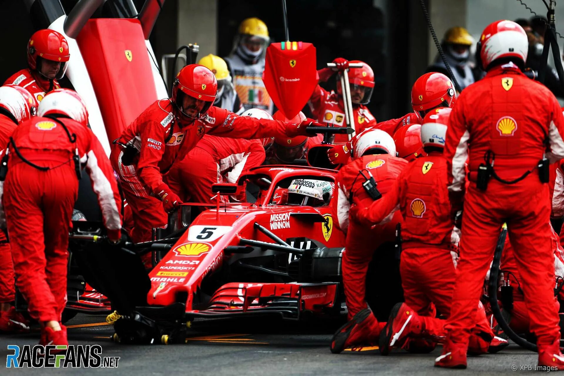 Формула 1 50. Ferrari f1 пит стоп. Пит стоп Formula 1. Команда формула 1 Феррари пит стоп. Феррари (команда «формулы-1»).