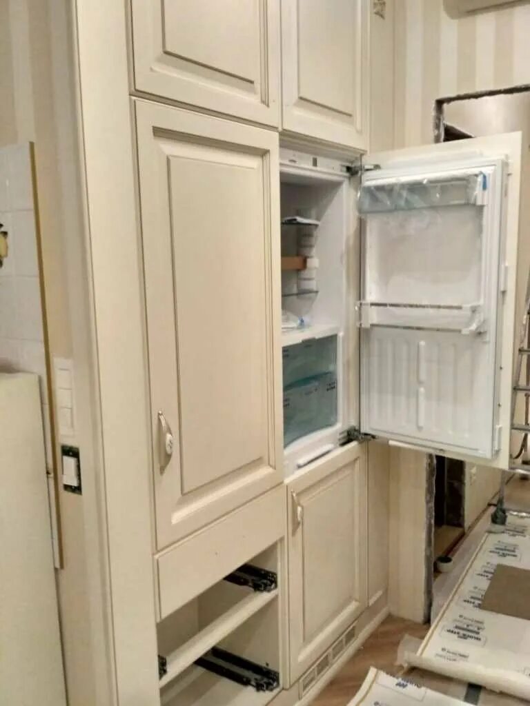 Холодильник встроенный в шкаф. Встроенный холодильник в кухонный гарнитур. Шкаф для встраиваемого холодильника. Встроить невстраиваемый холодильник в шкаф. Встраиваемый холодильник liebherr 4550.