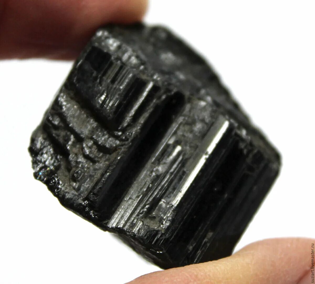 Самый черный минерал. Черный Алмаз пике. Карбонадо камень. Черный Алмаз необработанный.
