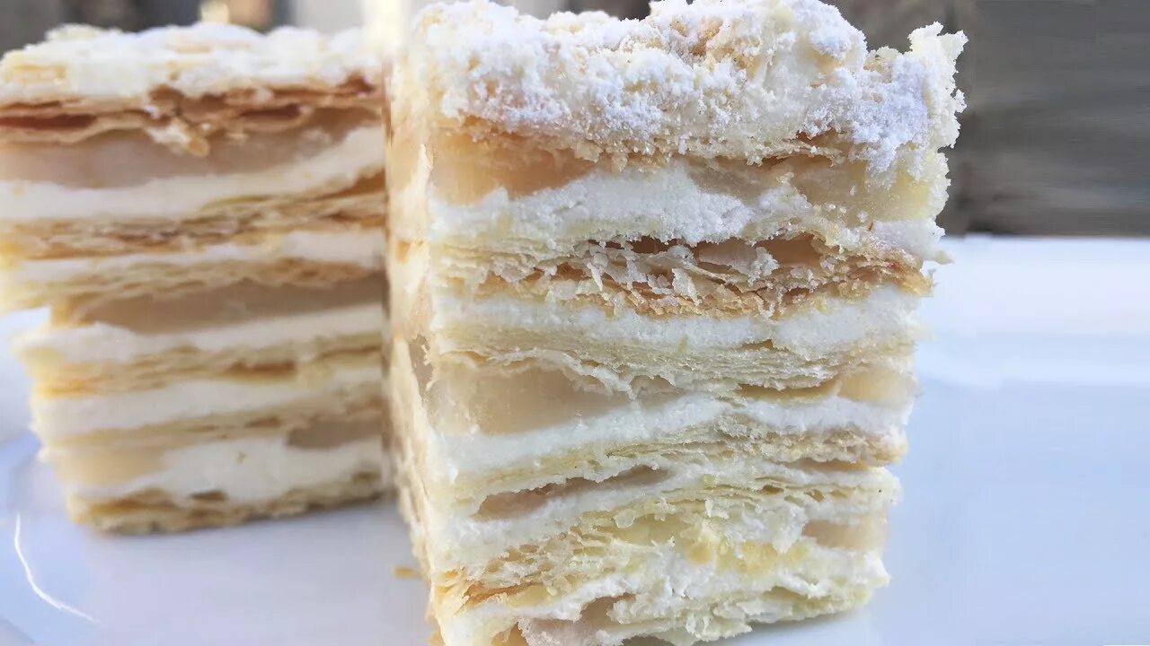 наполеон с безе и орехами. наполеон с прослойкой. наполеон с малиновой прослойкой. торт наполеон малиновый. торт наполеон с малиновой прослойкой.