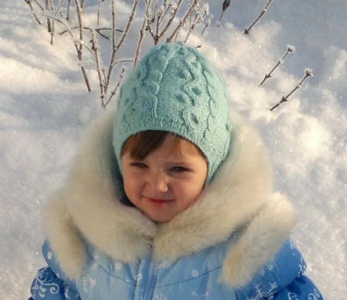 Шапка ушанка для девочки 10 лет спицами. Вязаная шапка ушанка для девочки. Шапка ушанка длядеаочки спицами. Детская шапка ушанка спицами. Шапка ушанка с длинными ушами вязаная.