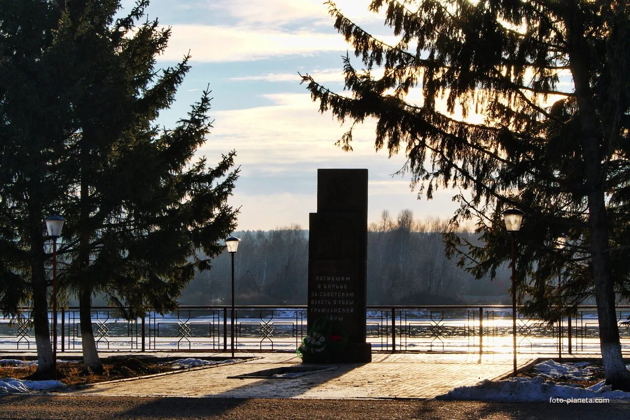 Прогноз погоды ирбейское. Село Ирбейское Красноярского края. Достопримечательности села Ирбейского Красноярского края. Мемориальный комплекс д. Петропавловка Ирбейский район. Памятник Красноярского края Ирбейского района.