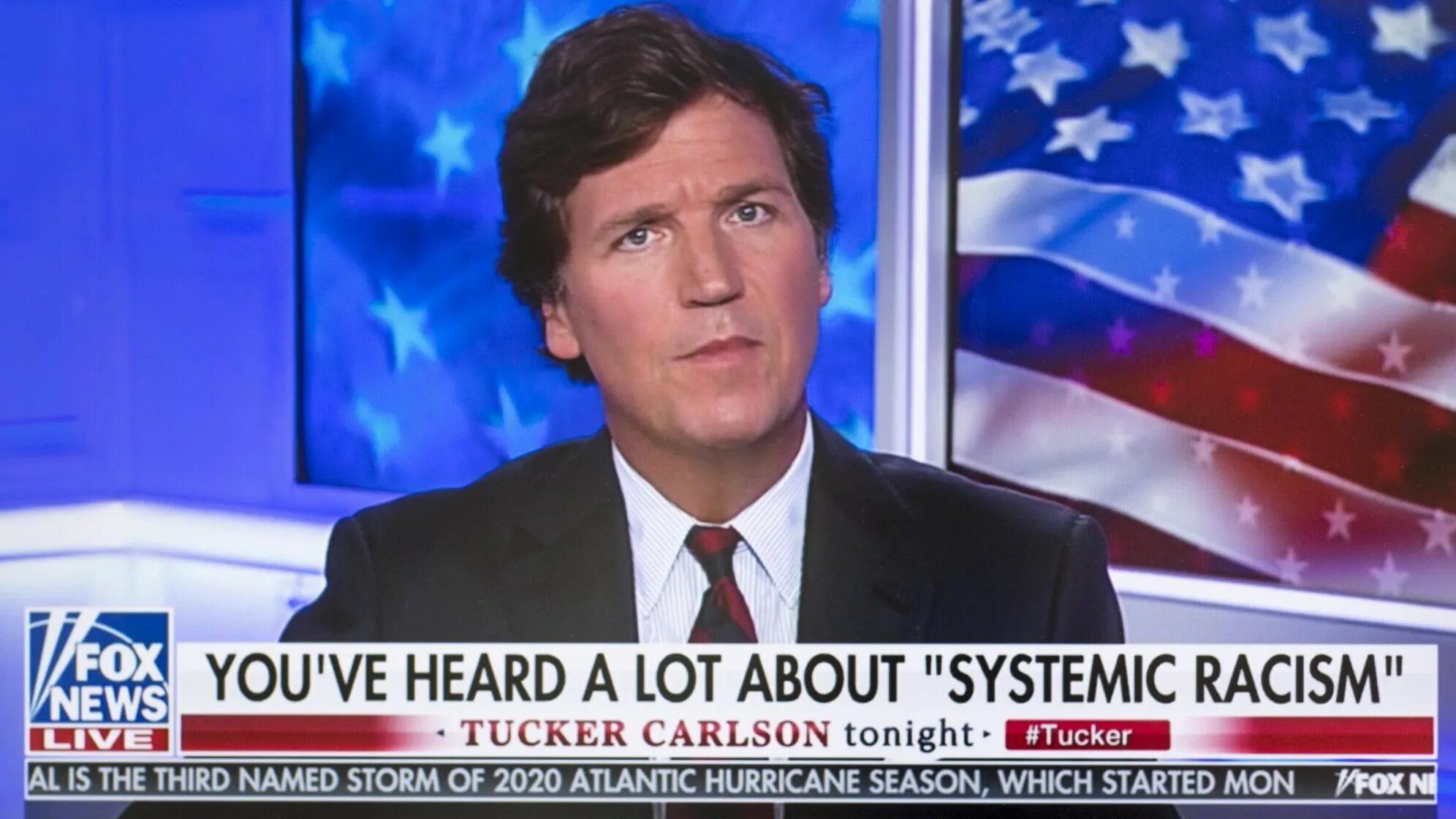 Такер фокс ньюс. Tucker carlson fox. tucker carlson fox news. телеканала fox news такер карлсон.