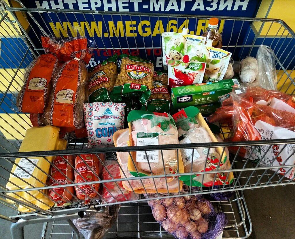 Выброшенный хлеб. Продукты просрочка. Просрочка на корм животным. Просроченные молочные продукты. Просрочка для животных.