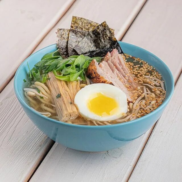 Национальная еда новосибирска. Мансы еда. Еда нск. Рамен со свининой и яйцом. Рюмочка бар.