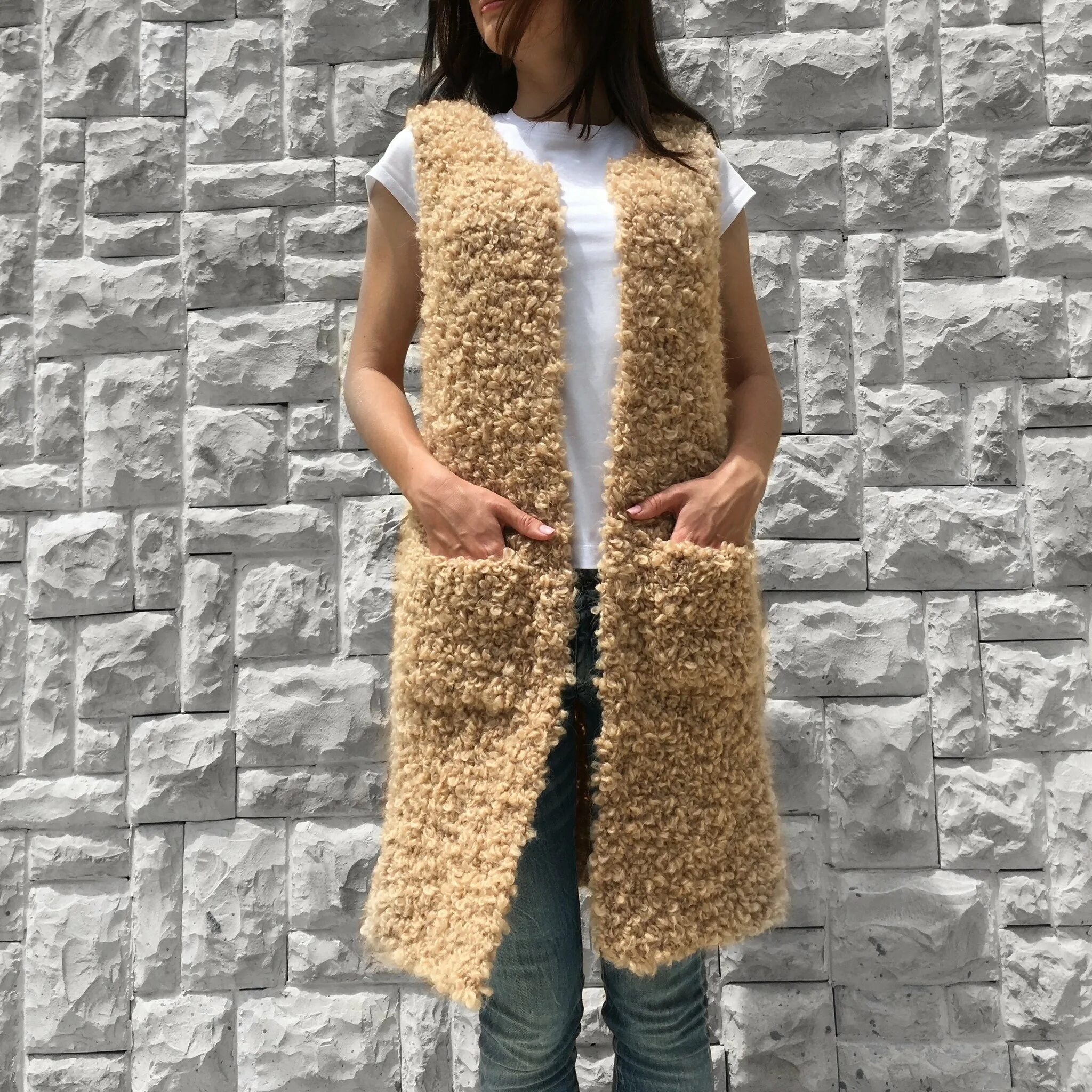 Жилетка из пряжи. Ализе Фурлана жилет. Жилет boucle Vest. Жилет из букле. Жилетка из буклированной пряжи.