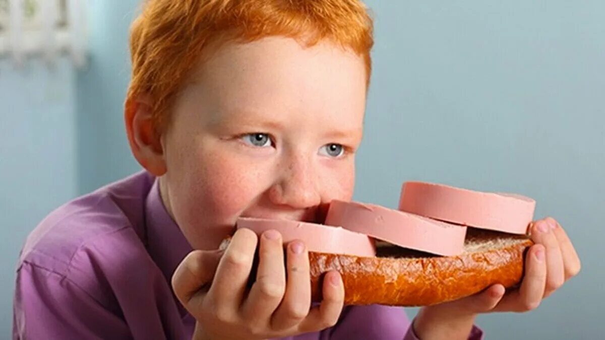 Есть по. Мальчик ест бутерброд. Ребенок ест колбасу. Человек ест бутерброд. Бутерброды для детей.