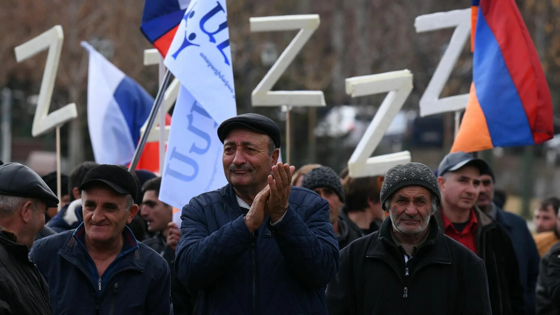 Армения против россии последние. Митинги в Армении. Армянские митинги в поддержку Украины. Протесты в Ереване. Армяне в России.