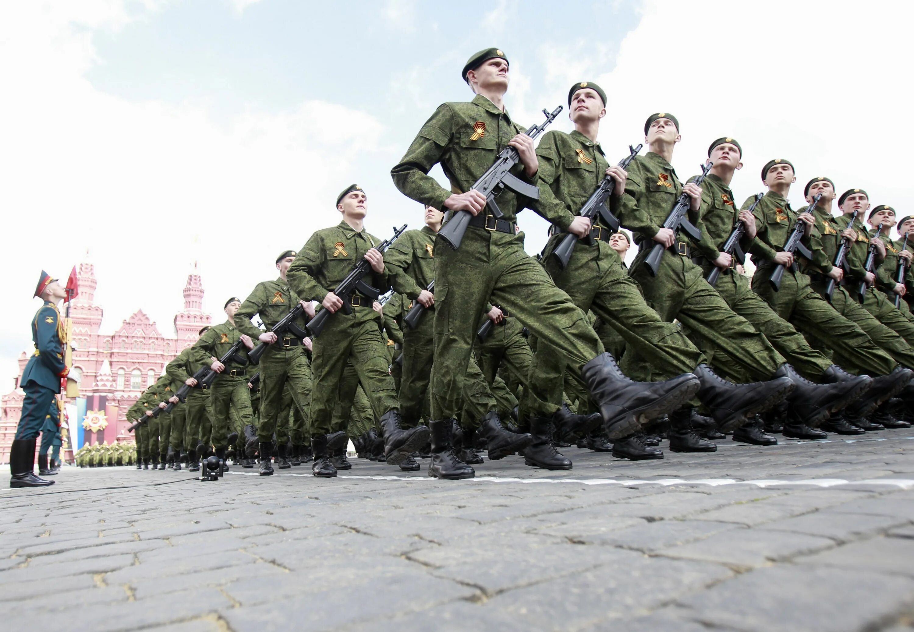 Военные изменения. Солдаты маршируют. Российские солдаты маршируют. Российская армия в строю. Армия марширует.